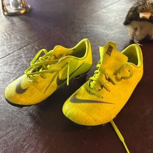 Kids Nike soccer cleats - in great condition, only worn 1 season